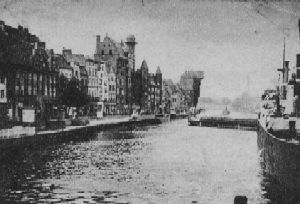 Fot. �ukasiewicz.
Mot�awa; w g��bi �uraw, zbudowany w XV wieku.